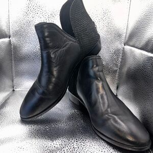 Kenneth Cole Reaction Women's Loop There It Is Cutout Boots Black size 6